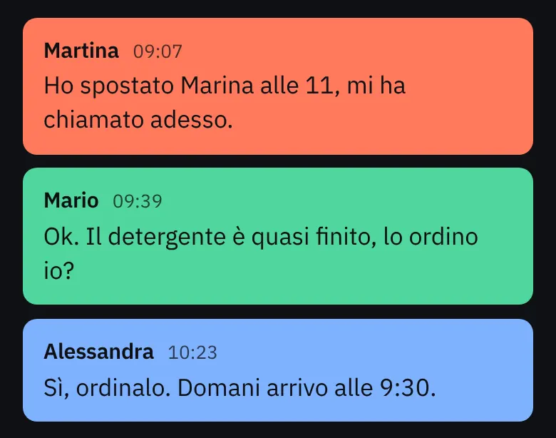 Tre messaggi della chat dello staff, ognuno del colore di chi l'ha scritto.